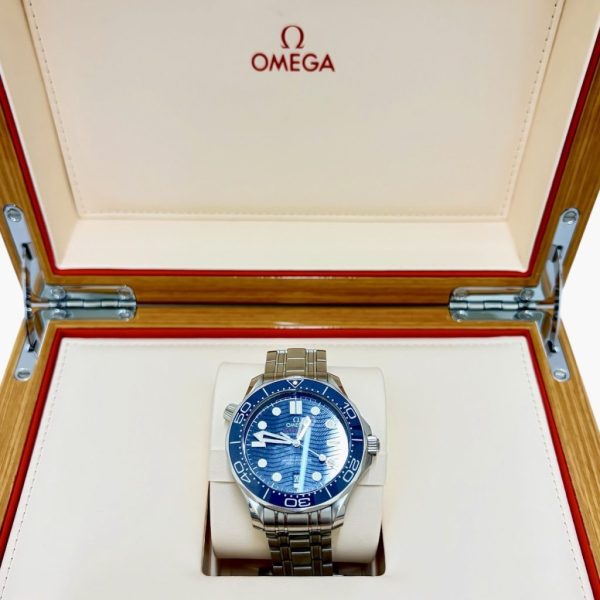 OMEGA/オメガ/シーマスター/ダイバー300M/コーアクシャルマスター/クロノメーター/ブルー文字盤/シースルーバック/腕時計画像